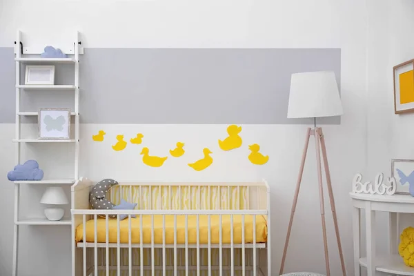 赤ちゃんのベッドルームの壁に紙の動物と — ストック写真