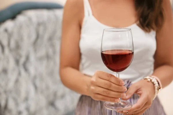 Donna che tiene un bicchiere di vino rosso — Foto Stock