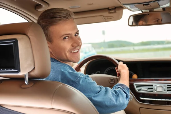 Giovane sul sedile del conducente dell'auto — Foto Stock