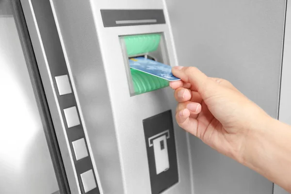 Mujer insertando tarjeta de crédito en cajero automático, primer plano —  Fotos de Stock