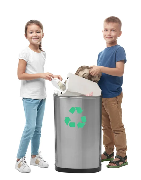 Kleine Kinder werfen Müll in Mülleimer auf weißem Hintergrund. Recyclingkonzept — Stockfoto