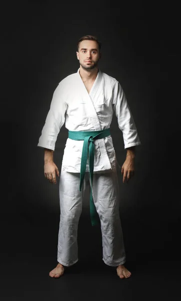 Mladý muž v karategi — Stock fotografie