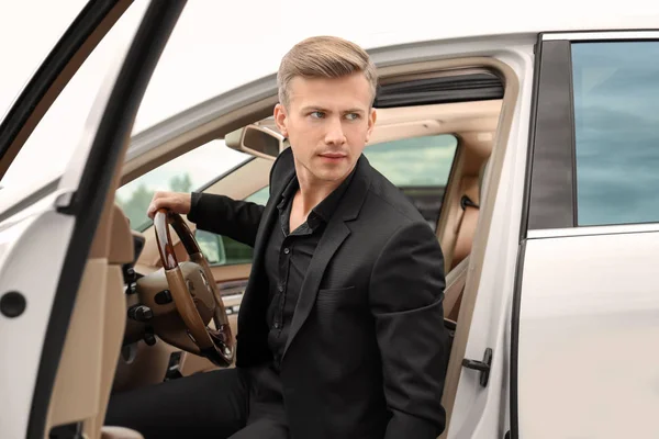 Jeune homme sur le siège conducteur de la voiture — Photo