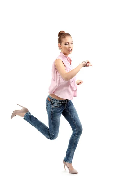 Junge Frau läuft auf weißem Hintergrund — Stockfoto