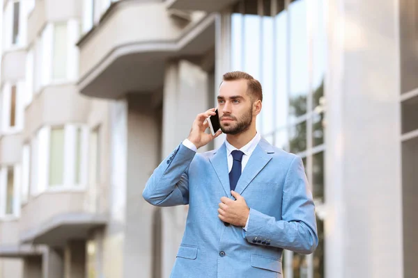 Pohledný muž v elegantním obleku, venku — Stock fotografie