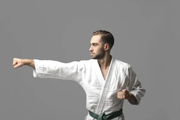 Genç adam karate yapıyor. — Stok fotoğraf