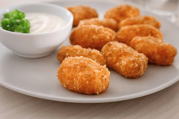 Prato com deliciosos croquetes de salmão — Fotografia de Stock