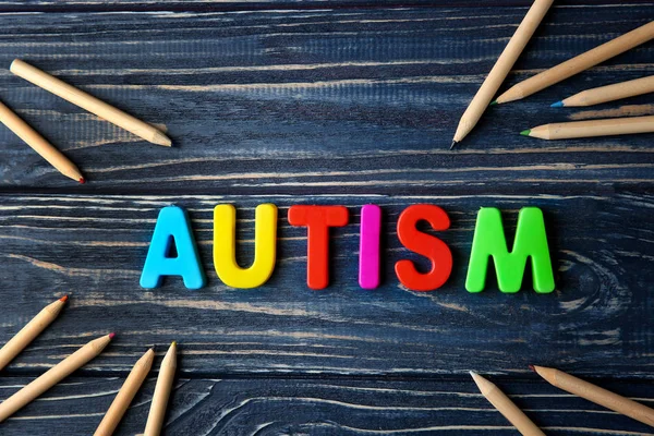 Wort Autismus aus Buchstaben auf Holzgrund — Stockfoto