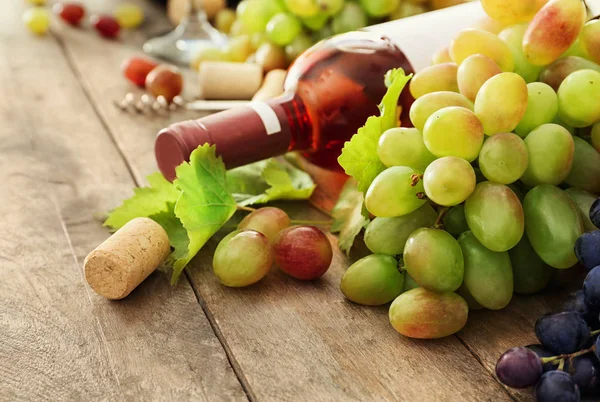 Composition with wine and grapes — Stock Photo, Image