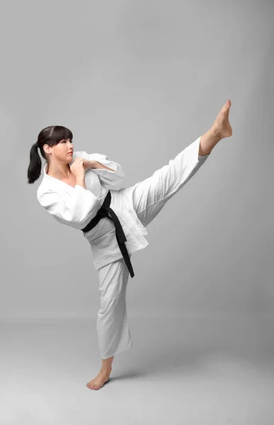 Mujer joven practicando karate — Foto de Stock