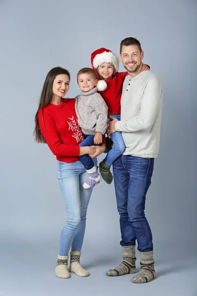 Felice famiglia in umore natalizio su sfondo chiaro — Foto Stock