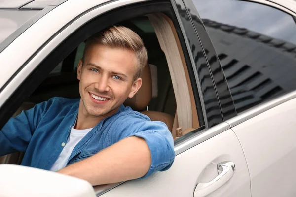 Młody człowiek na siedzenie samochodu — Zdjęcie stockowe