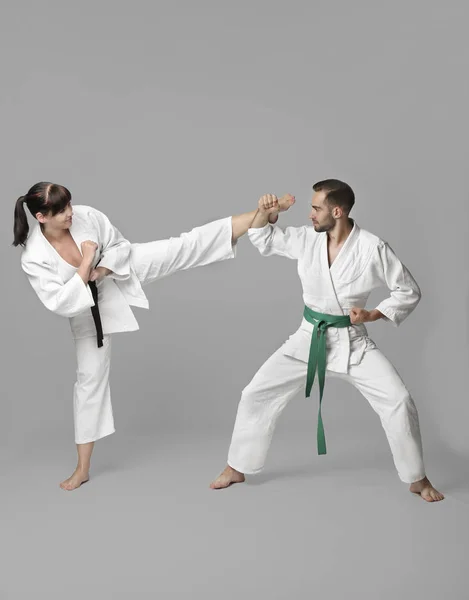 Hombre y mujer practicando karate — Foto de Stock