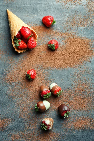 Sammansättning med välsmakande glaserade jordgubbar — Stockfoto