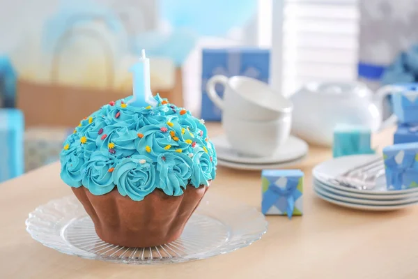 Kuchen mit Kerze zum ersten Geburtstag — Stockfoto