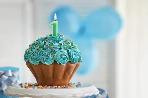 Pastel con vela para el primer cumpleaños —  Fotos de Stock