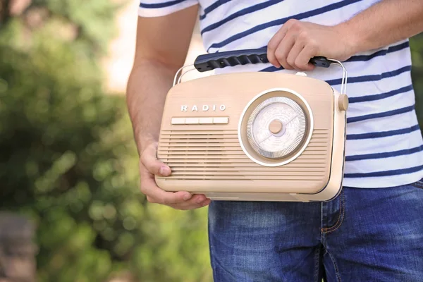 Jonge man met retro radio outdoors — Stockfoto