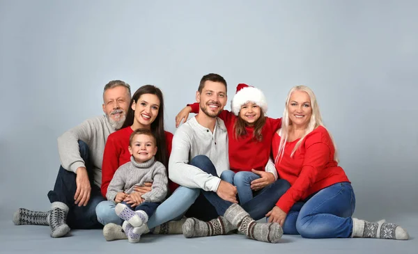 Ευτυχισμένη οικογένεια σε Χριστουγεννιάτικη διάθεση επάνω ελαφρύς υπόβαθρο — Φωτογραφία Αρχείου