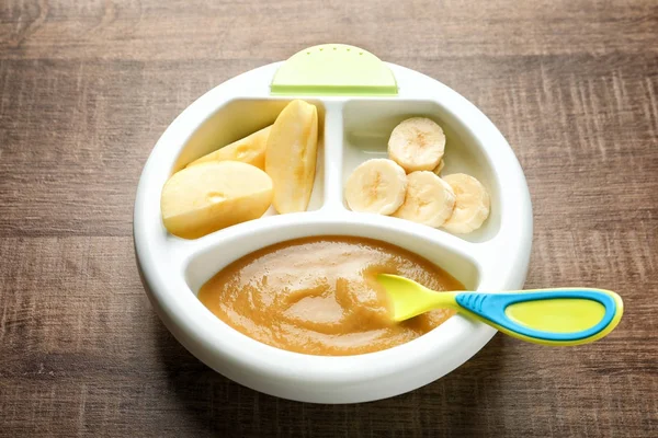 Seção placa com alimentos para bebês — Fotografia de Stock