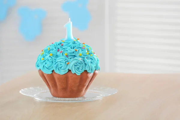 Kuchen mit Kerze zum ersten Geburtstag — Stockfoto
