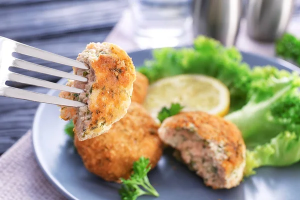 Çatal somon patty plaka üzerinden parça ile