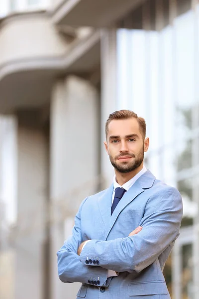 Homem bonito em terno elegante, ao ar livre — Fotografia de Stock