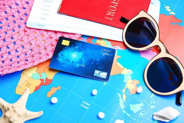 Composição com cartão de crédito e passaporte no fundo do mapa mundial — Fotografia de Stock