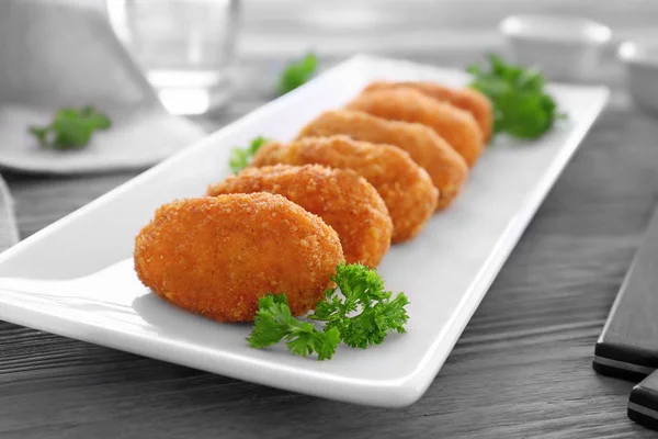 Plaat met heerlijke zalm kroketten — Stockfoto