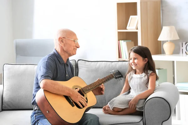 Onun torunu evde ile komuta sizde