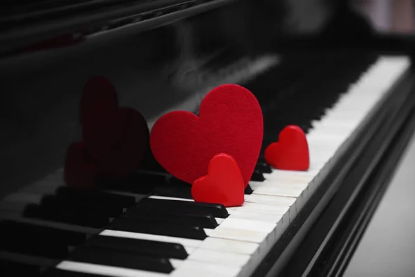Rode harten op piano toetsen, close-up — Stockfoto