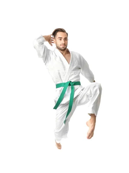 Giovane uomo praticare karate su sfondo bianco — Foto Stock