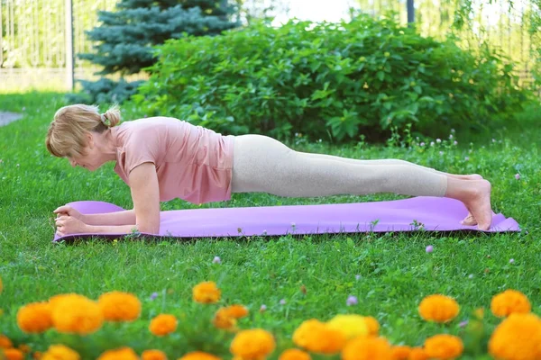 Mujer madura practicando yoga —  Fotos de Stock