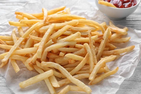 Deliciosas batatas fritas na mesa, close-up — Fotografia de Stock