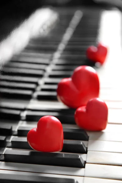 Красные сердца на клавишах пианино, крупный план — стоковое фото