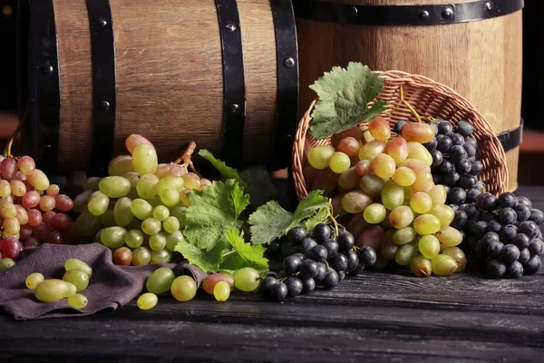 与上表的新鲜成熟葡萄的组成 — 图库照片