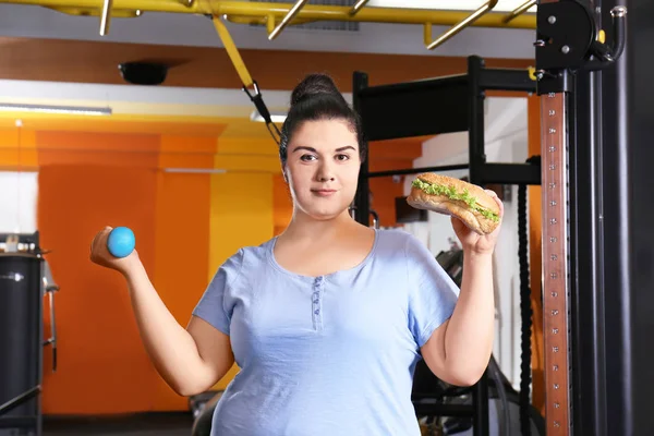 Mujer con sobrepeso comiendo sándwich — Foto de Stock
