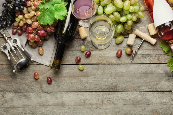 Композиція з вином і виноградом — стокове фото