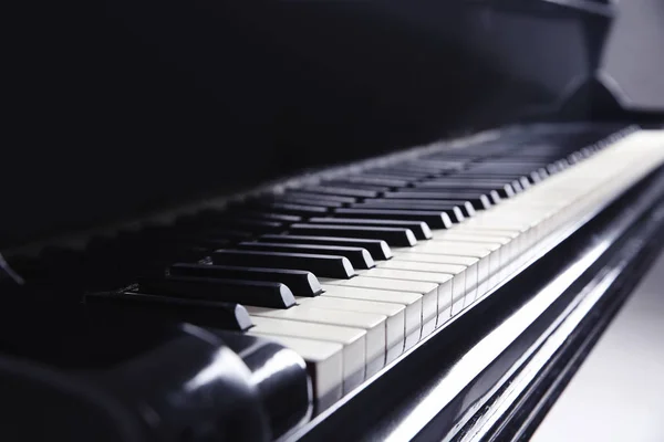ビンテージ ピアノの鍵盤、クローズ アップ — ストック写真