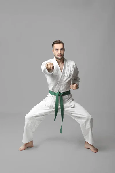 Genç adam karate yapıyor. — Stok fotoğraf