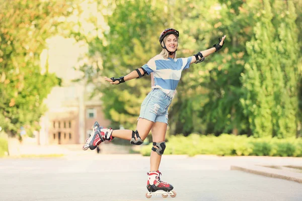 Mujer joven en patines en el parque de verano —  Fotos de Stock