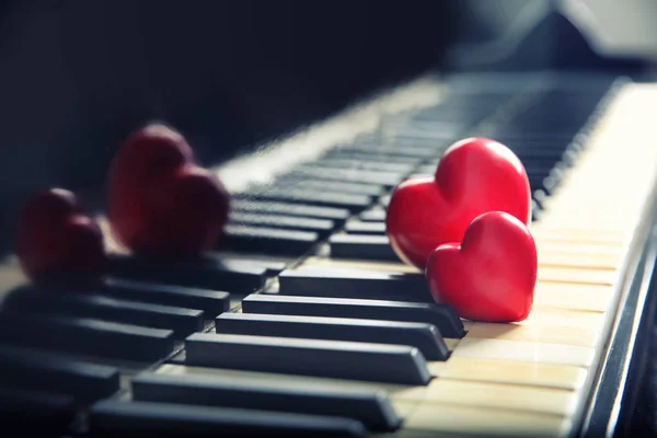 Corações vermelhos em teclas de piano, close-up — Fotografia de Stock