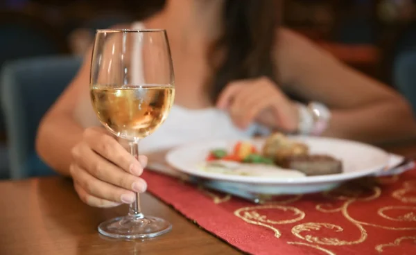 Mujer bebiendo vino blanco — Foto de Stock