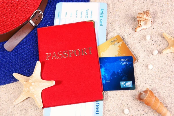 Composição com cartões de crédito e passaporte na areia — Fotografia de Stock