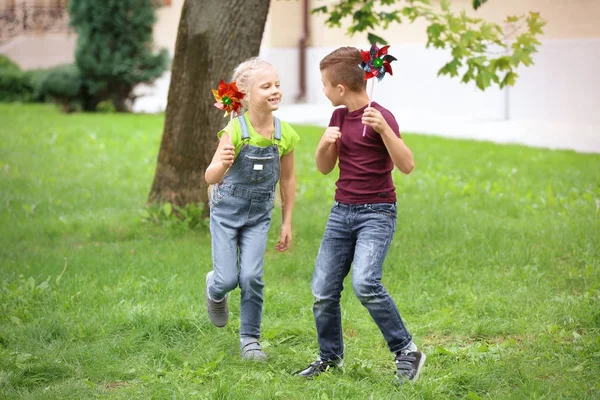 Sevimli küçük çocuklar yeşil park oyun — Stok fotoğraf