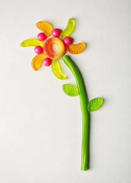 Bunte Bonbons als Blume arrangiert — Stockfoto