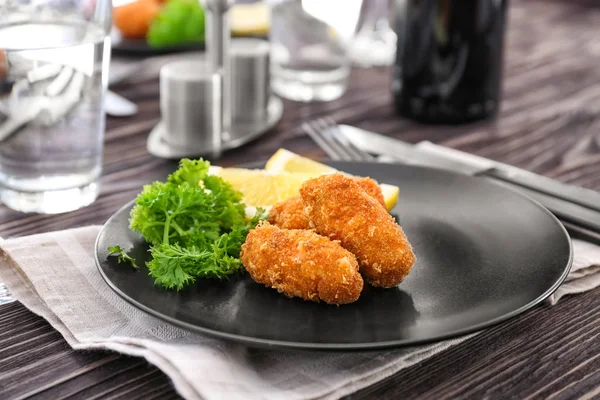 Plaat met heerlijke zalm kroketten — Stockfoto