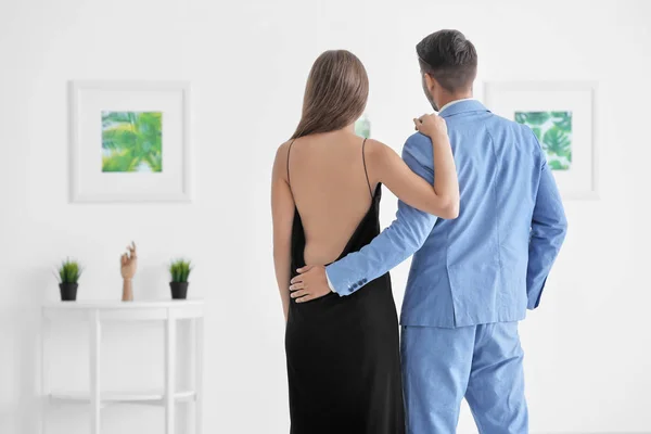 Couple at art gallery exhibition — Stock Photo, Image