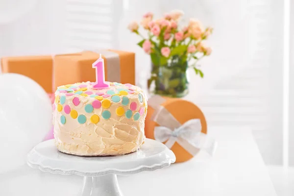 Kuchen mit Kerze zum ersten Geburtstag — Stockfoto