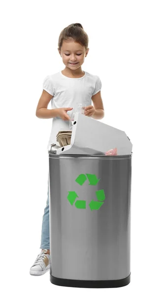 Wyrzucanie śmieci do kosza na śmieci na białym tle małej dziewczynki. Koncepcja recyklingu — Zdjęcie stockowe