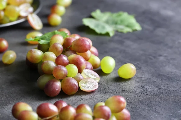 Świeże dojrzałe winogrona na stole — Zdjęcie stockowe
